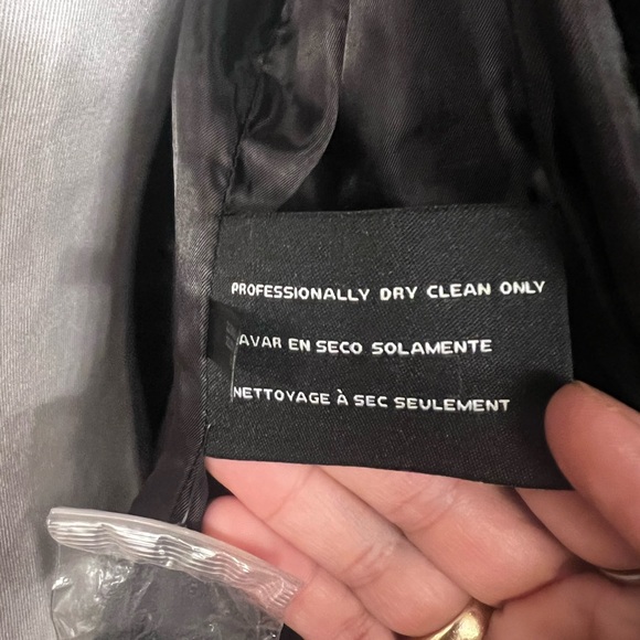 Really nice woman’s guess. Coat Size M very good condition missing belt. - Picture 4 of 4